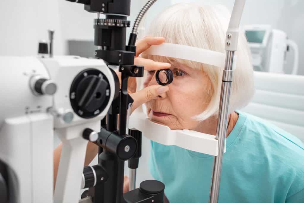 Patient With Elmiron Injury Getting Retinal Scan